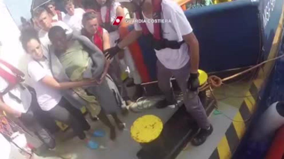 Italy: Two refugees airlifted to hospital as coastguard pick up 6,000 people