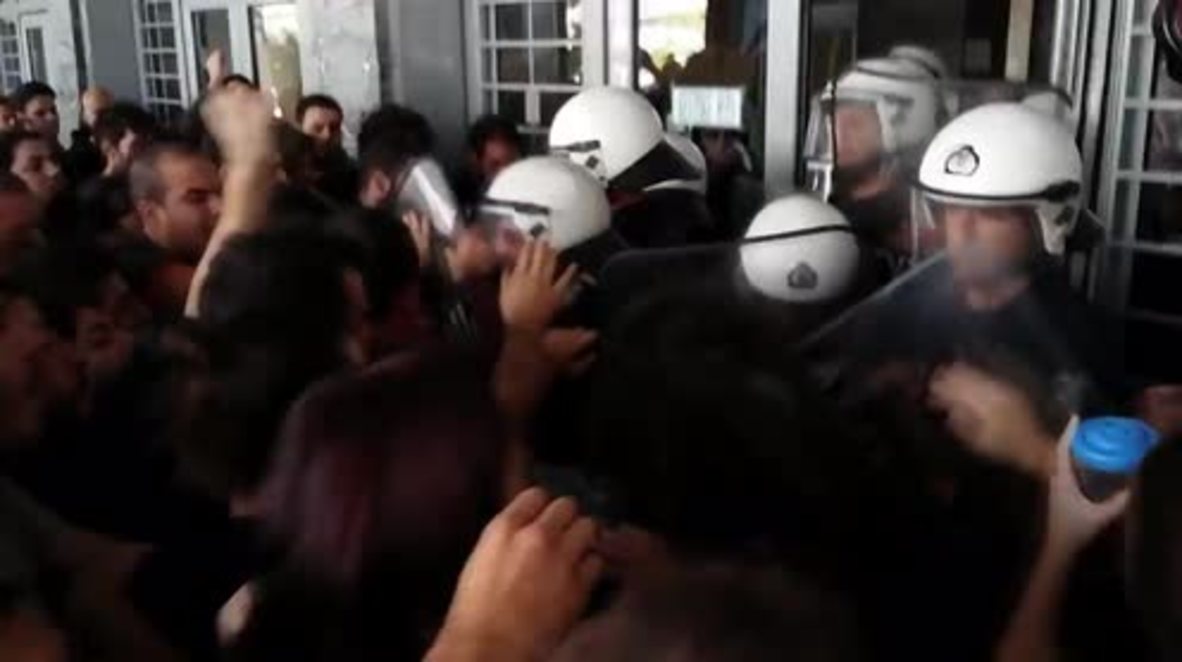 Greece: Police and protesters clash outside courthouse in Thessaloniki