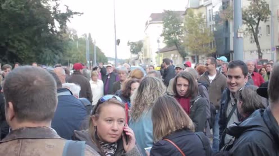 Hungary: Protesters picket Nepszabadsag's office against newspaper's closure