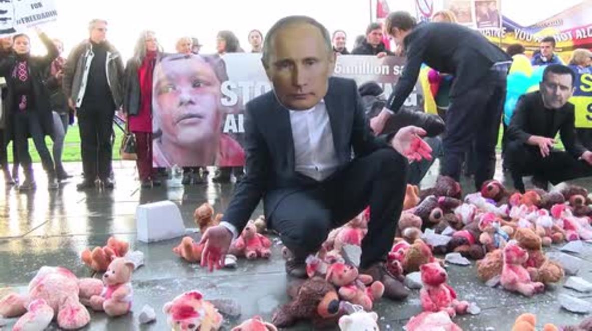 Germany: Putin and Poroshenko protesters face off as leaders arrive in Berlin