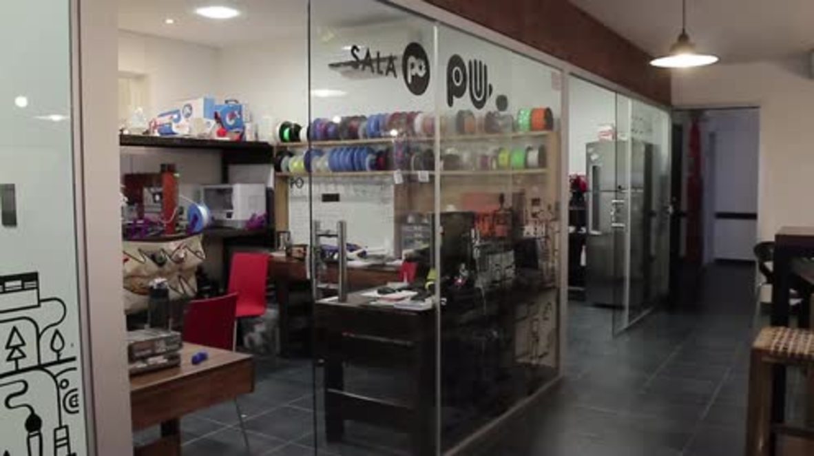 Paraguay: Amputee plays violin with 3D printed prosthetic hand