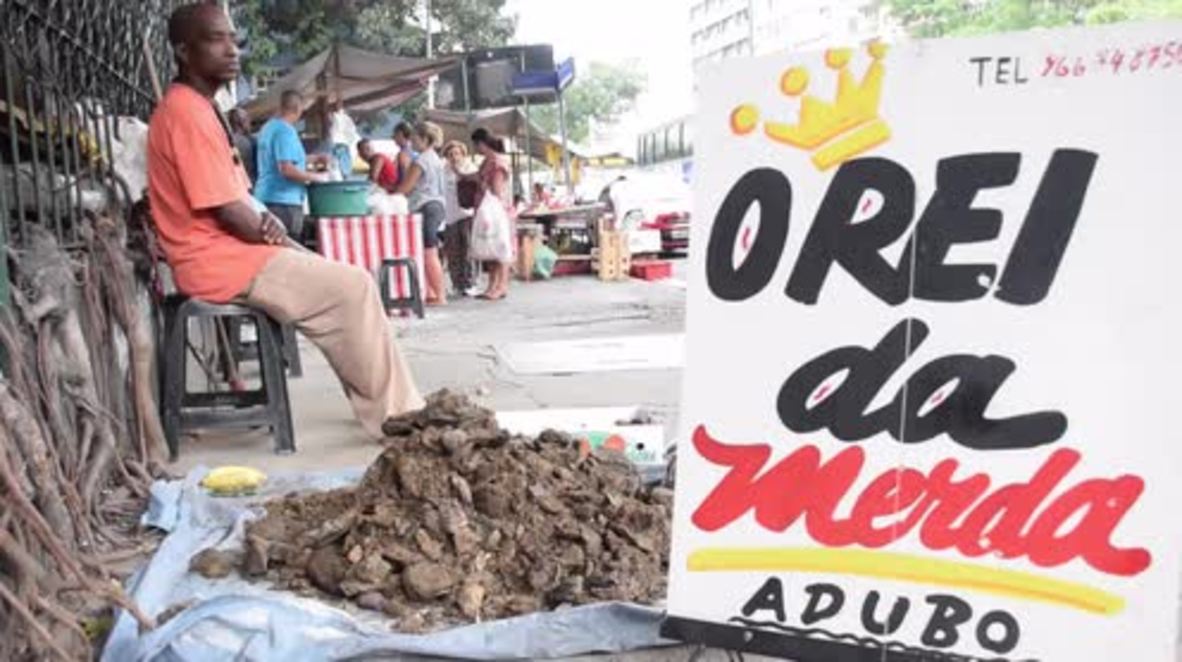Brazil: Cow faeces salesman spices up street market in Rio