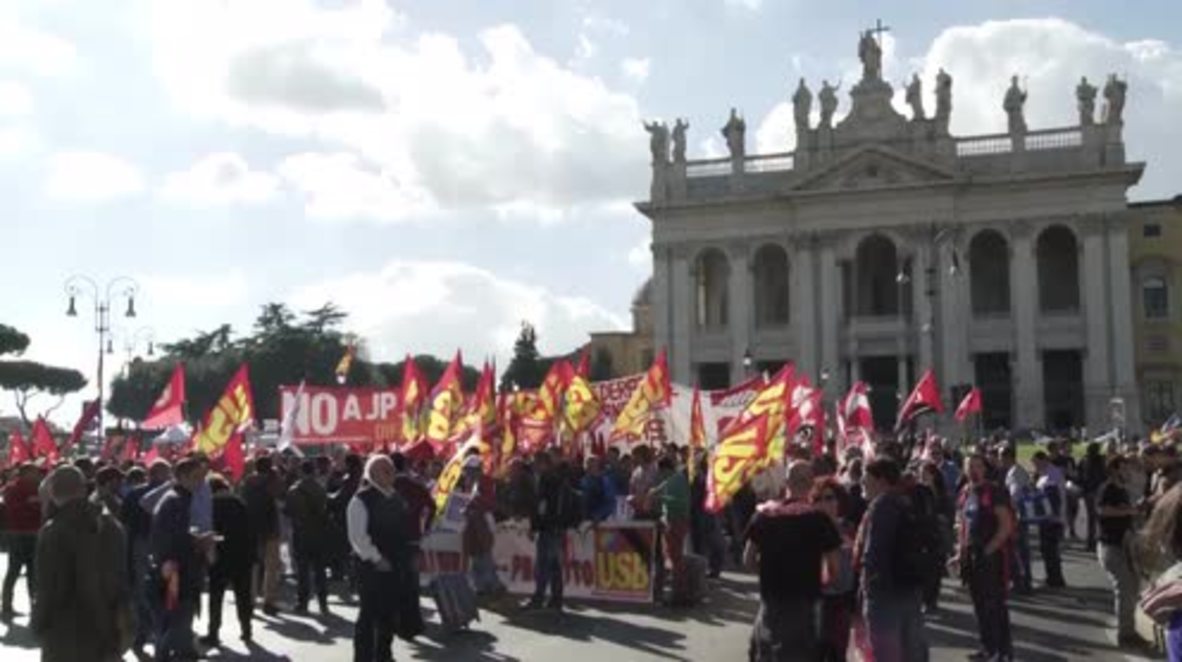 Italy: Thousands hit the streets of Rome to protest against Renzi