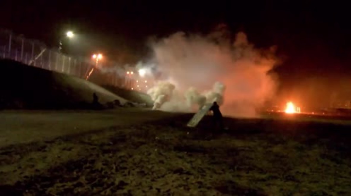 France: Fiery clashes rage in Calais as sun sets on mass eviction