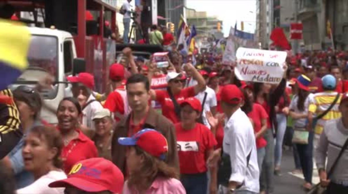 Venezuela: Protesters line up outside National Assembly during debate on Maduro’s ‘coup’