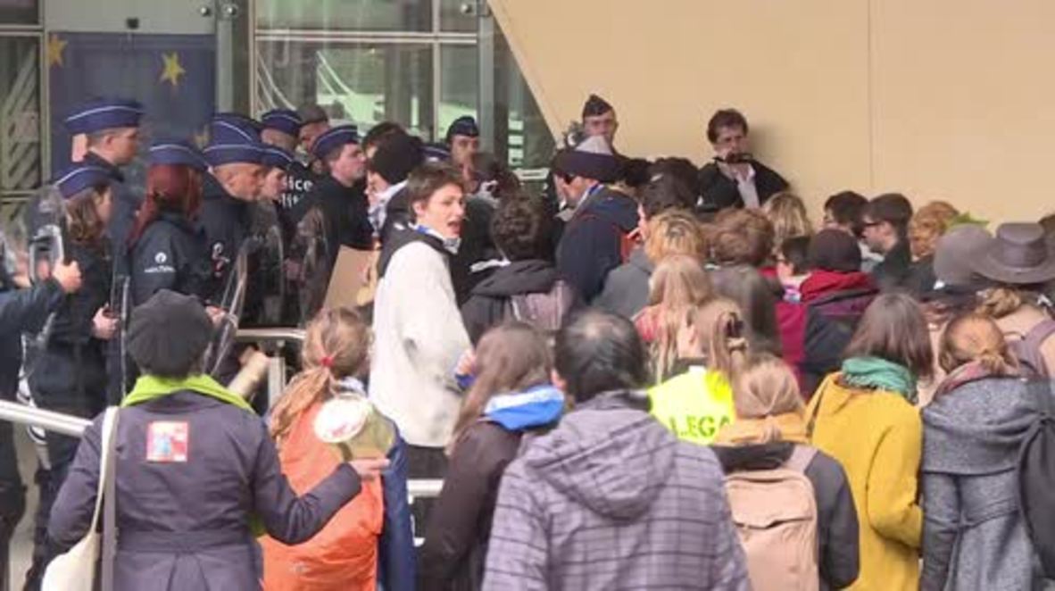 Belgium: Protesters rail against CETA outside EC building
