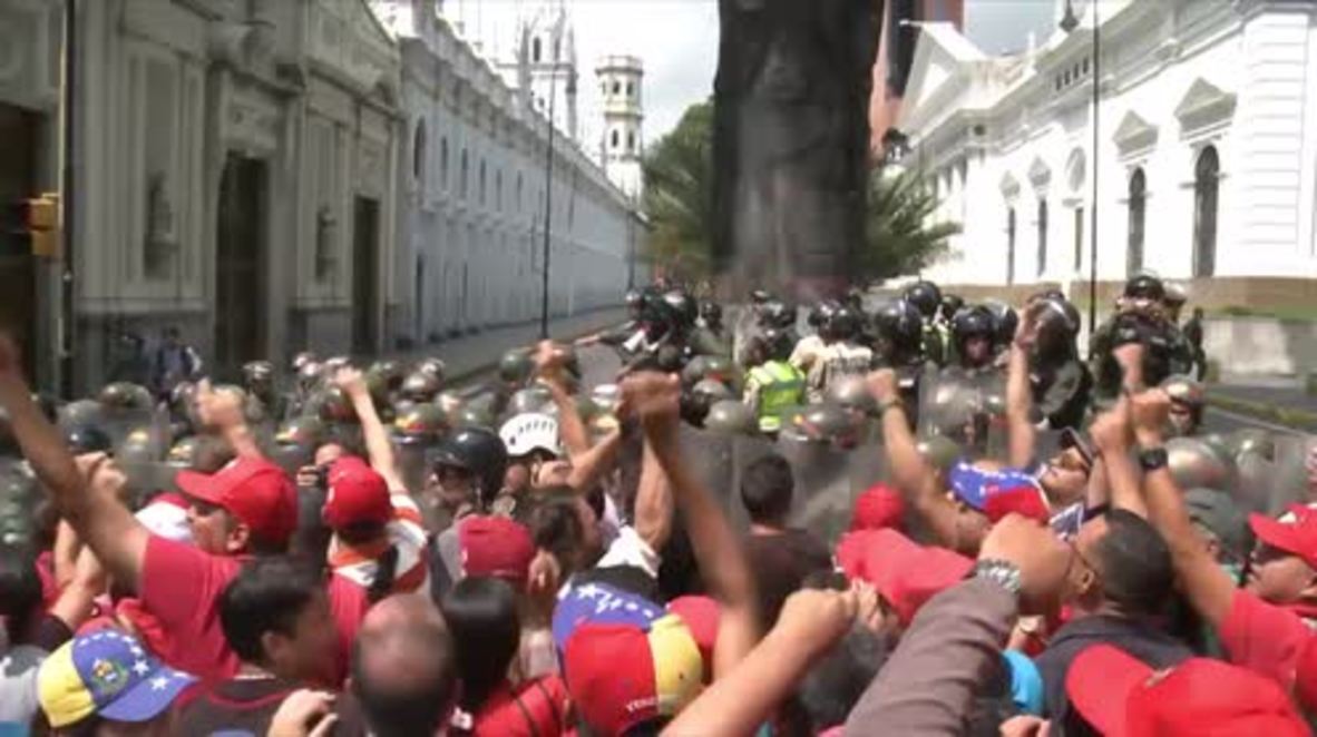 Venezuela: Teargas fired at Maduro supporters attempting to storm National Assembly