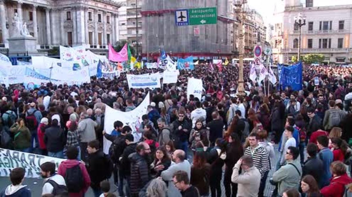 Argentina: Scientists, teachers and students protest against Macri’s budget proposal in Buenos Aires