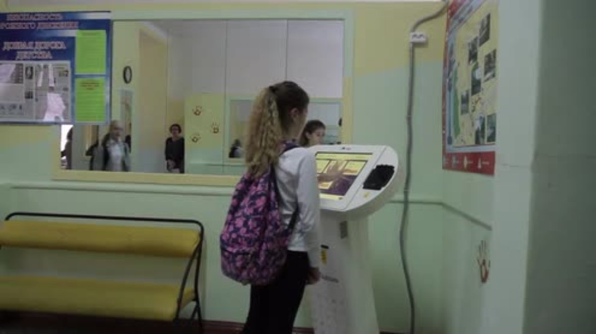 Russia: Palm payments - Pupils pay for school meals with biometric device