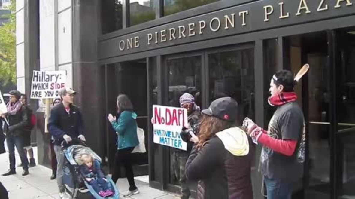 USA: Protesters picket Clinton’s Brooklyn office over Dakota oil pipeline support