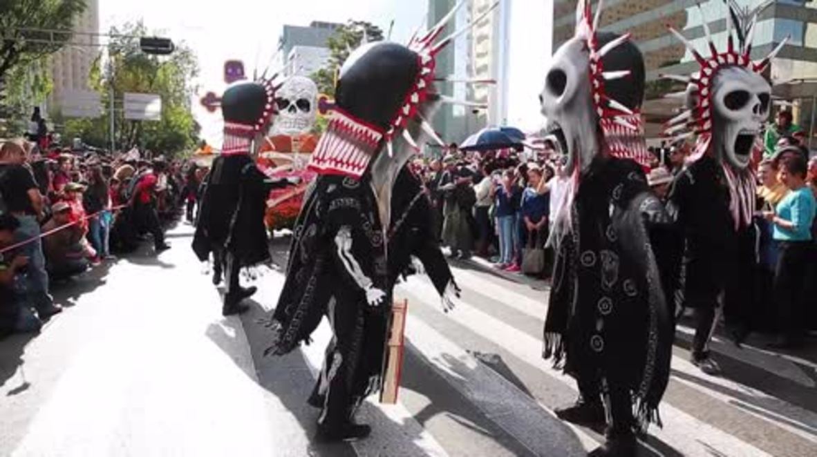 Mexico: Thousands parade through Mexico City on Day of the Dead