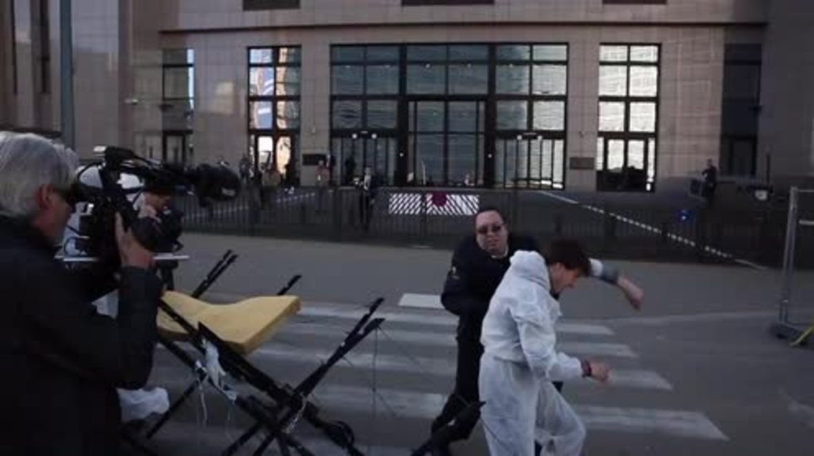 Belgium: Protesters vault barriers, try to storm Euro Council during CETA summit