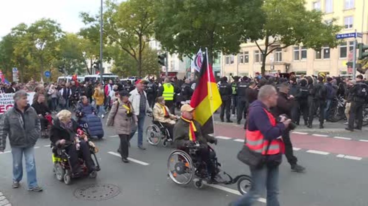 Germany: PEGIDA march met by counter-protest in Dresden