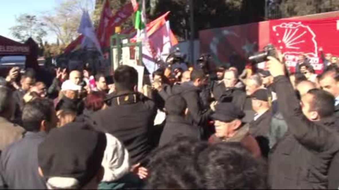 Turkey: Scuffles break out at Cumhuriyet newspaper protest in Istanbul