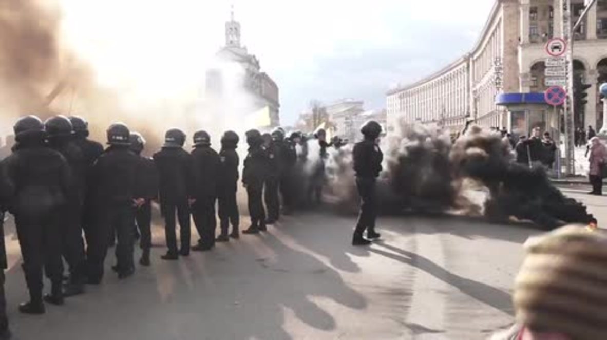 Ukraine: Police clash with protesters demanding their money from failed banks