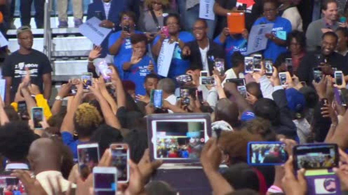 USA: Heckler with Trump sign disrupts Obama's campaign rally for Clinton