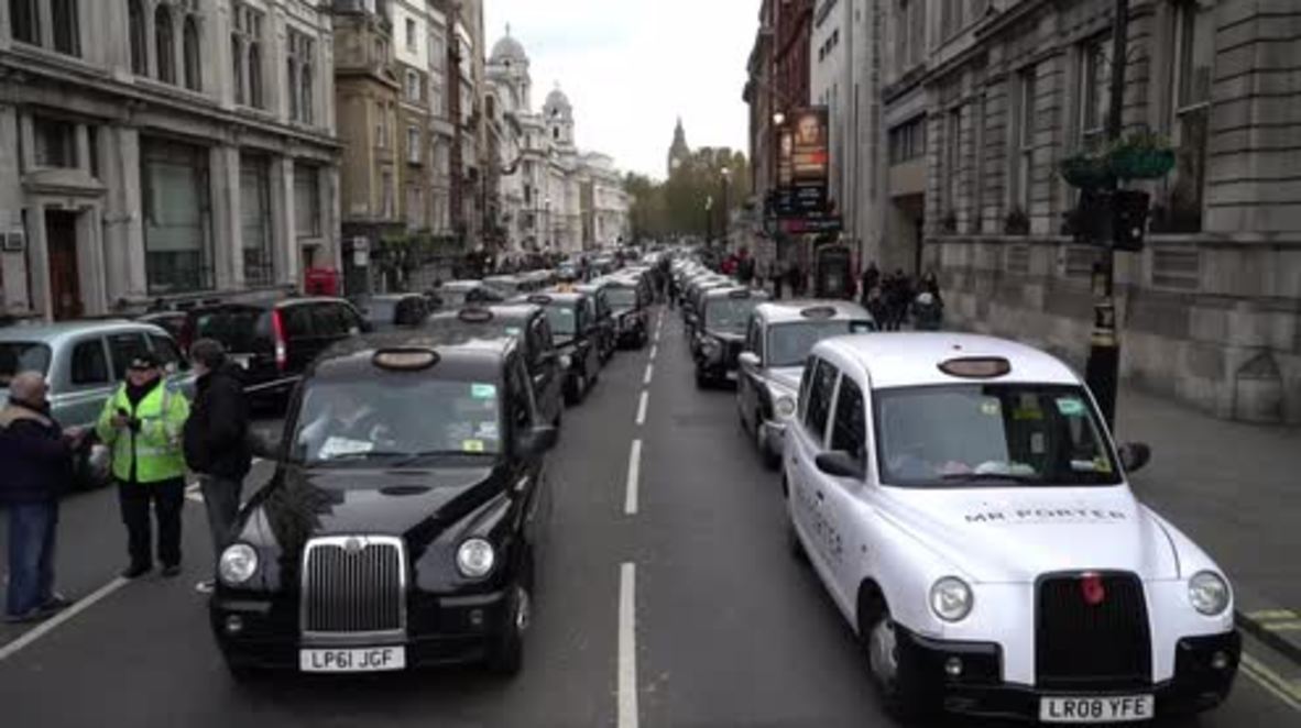 UK: 'Totally Failing London!' Cabbies block London traffic in anti-TFL/Uber demo