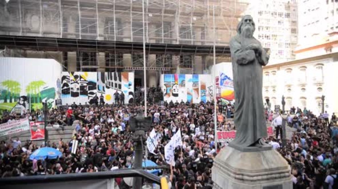 Brazil: Anti-austerity protesters tear gassed storming Rio’s legislative assembly