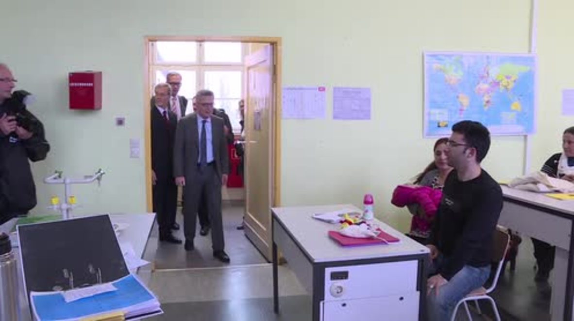 Germany: Interior Minister visits orientation courses for asylum seekers without right to remain