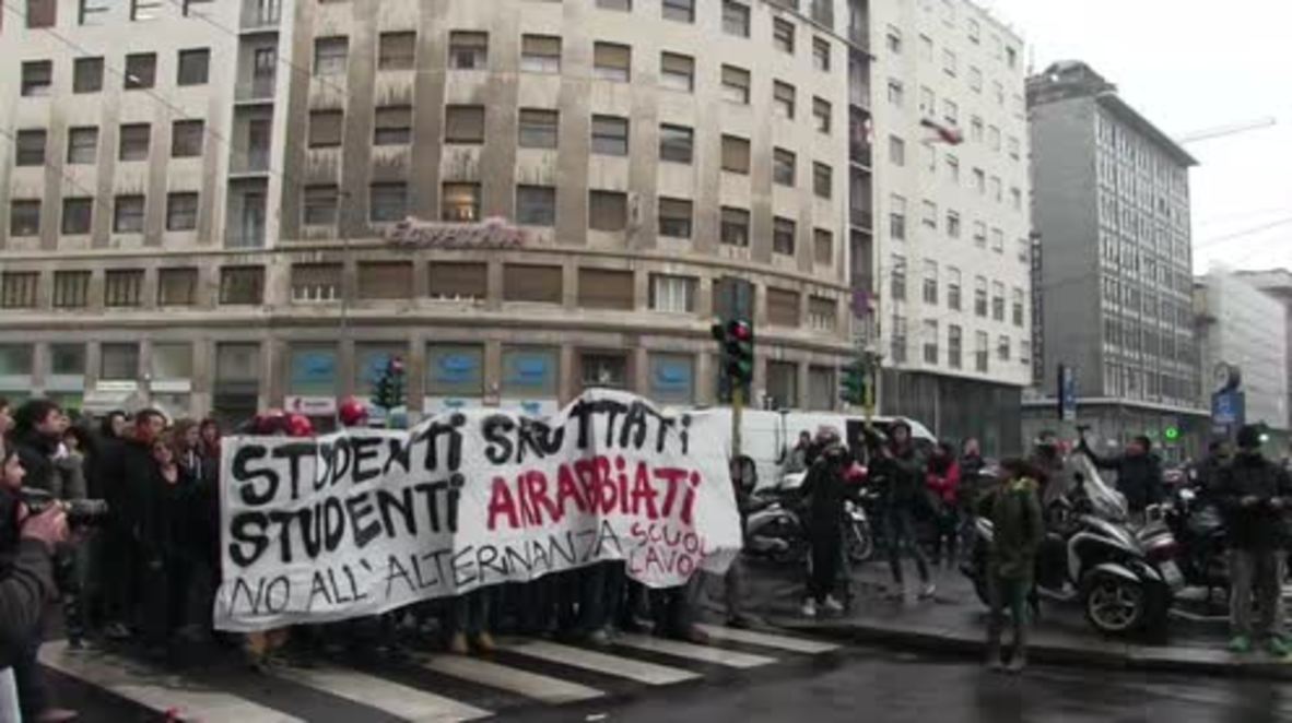 Italy: Tensions erupt as 'Good School' protesters face down riot police in Milan