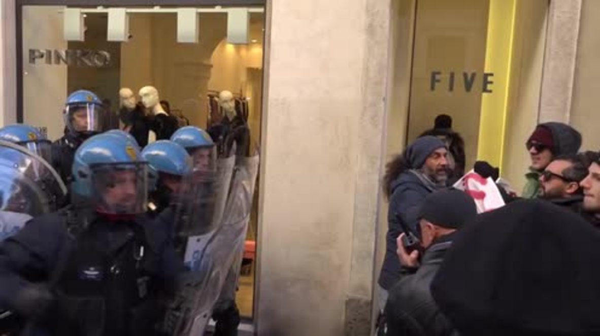 Italy: Anti-gov. protesters clash with police in Brescia as referendum looms