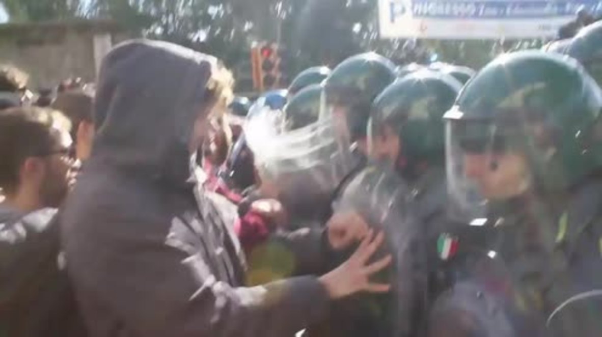 Italy: Protesters clash with police during Matteo Renzi's visit to Naples