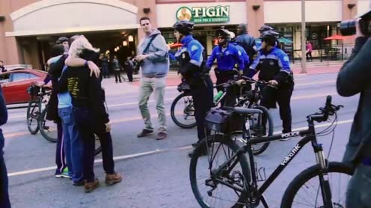 USA: Police on bicycles hit out at anti-Trump protesters in St. Louis