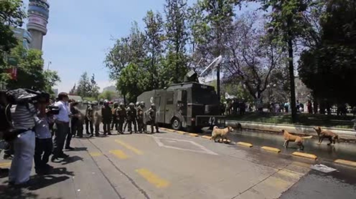 Chile: Water cannon deployed as unions march in Santiago