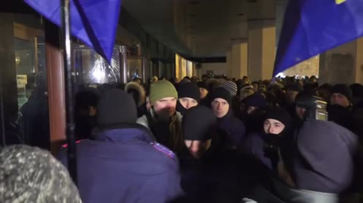 Ukraine: Nationalists clash with police during anti-Russia protest