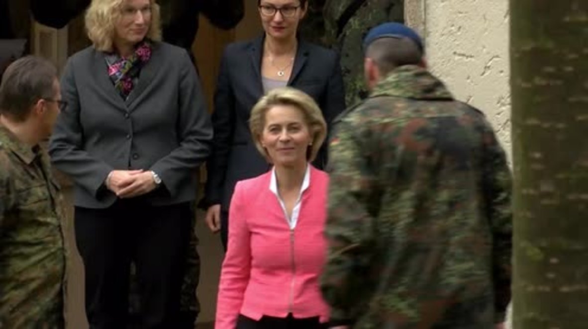 Germany: DefMin congratulates refugees on completing first aid course