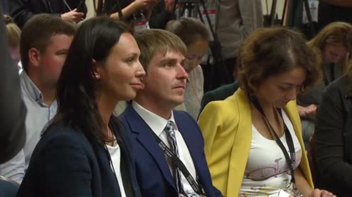 Peru: Putin presented with Peruvian Alpaca sweater during APEC summit in Lima
