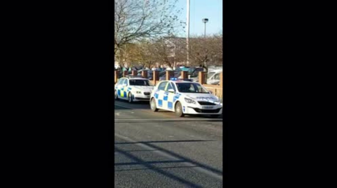 UK: Axe-wielding man shot by armed police in Hull