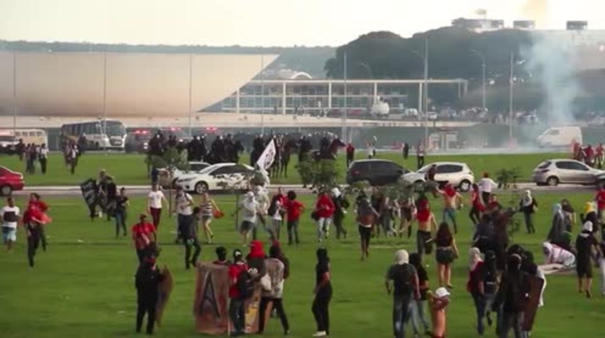 Brazil: Police disperse thousands of protesters before public spending cap vote