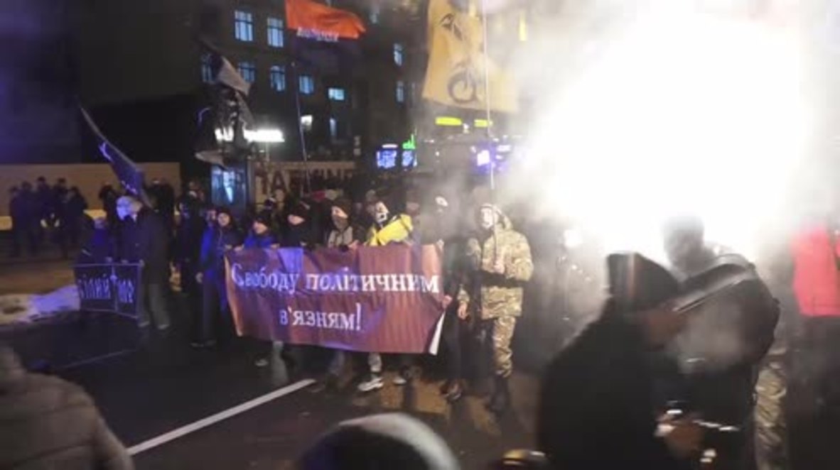 Ukraine: Right Sector protesters storm through Kiev