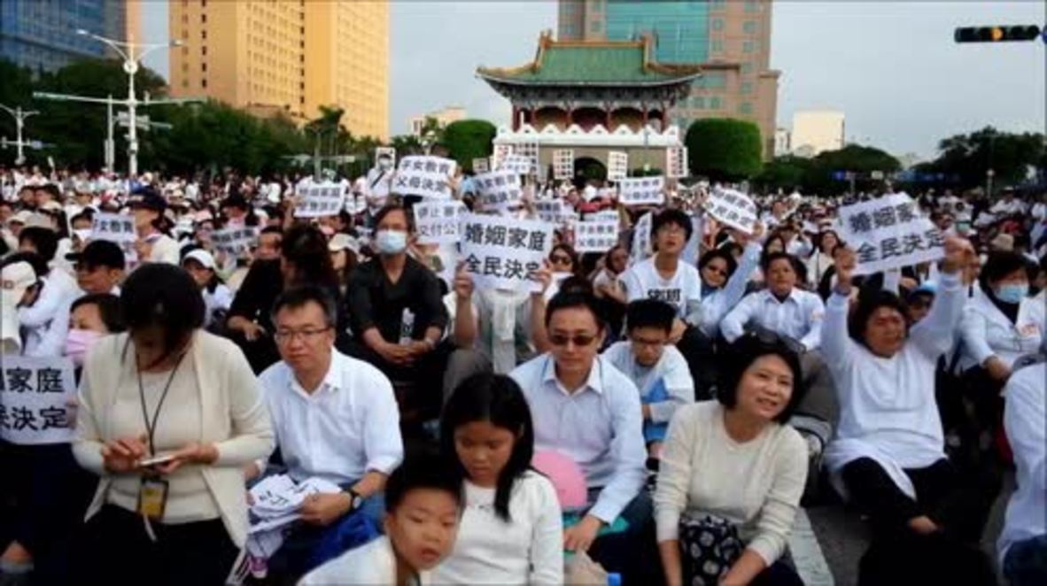 Taiwan: 100,000 protest same-sex marriage bill in Taipei