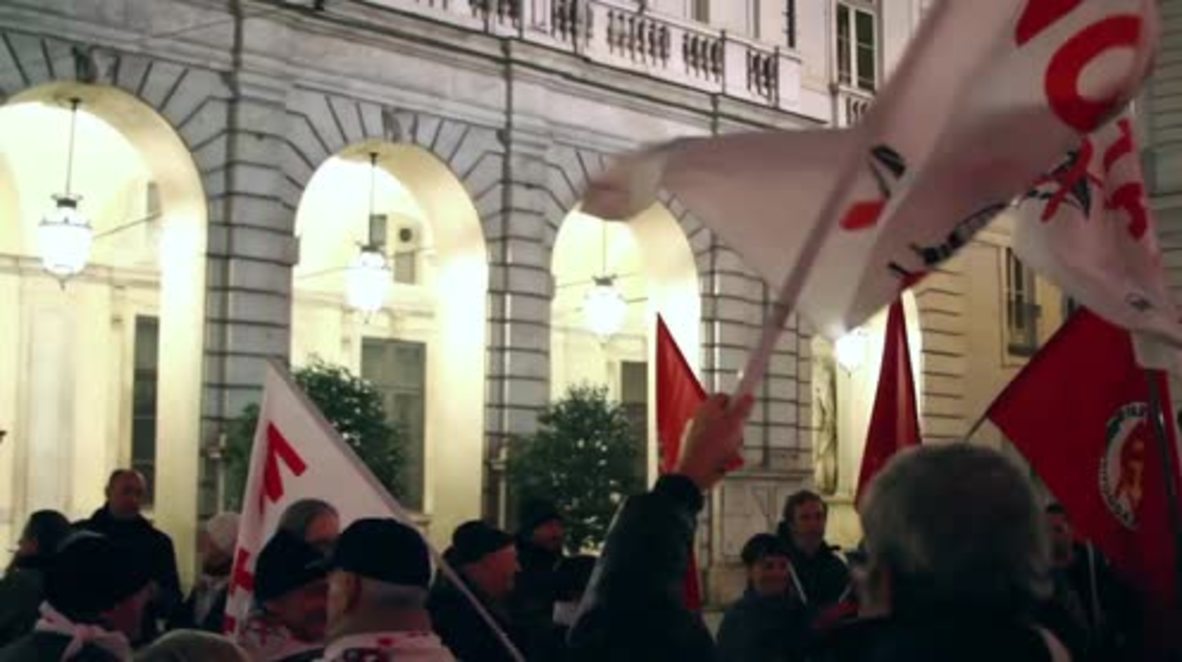 Italy: Protesters rally in Turin after Renzi's departure is postponed