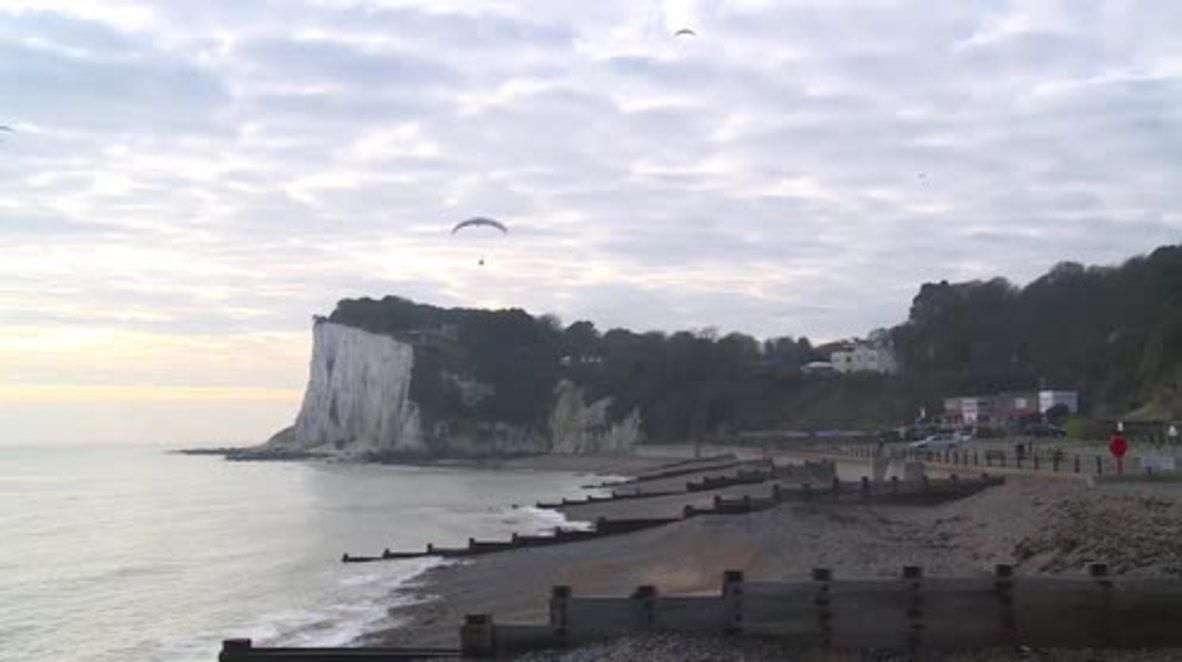 UK: ‘Human Swan’ becomes first woman to paraglide the English Channel