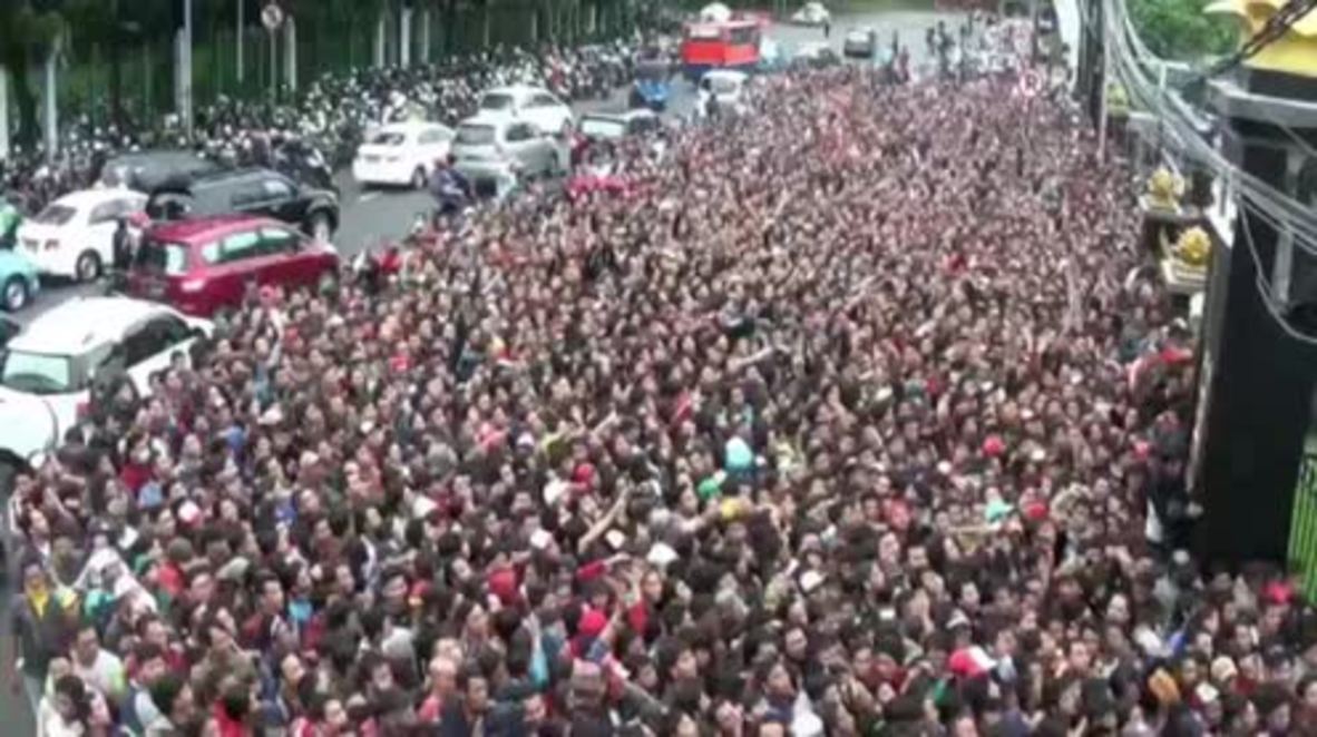 Indonesia: Football fans injured in massive queues for AFF Cup final tickets