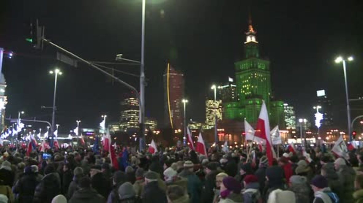 Poland: Thousands of anti-government protesters march in Warsaw
