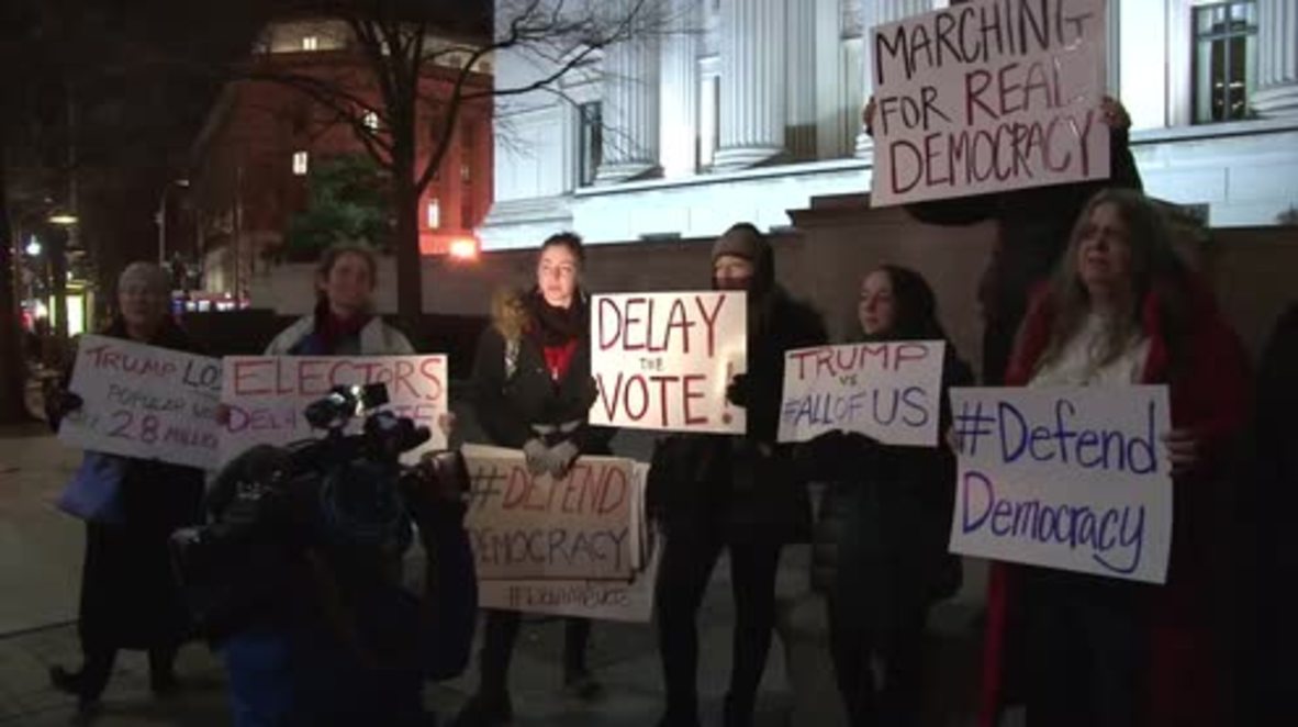 USA: Protesters demand delay to Electoral College vote in wake of Russian hacking allegations