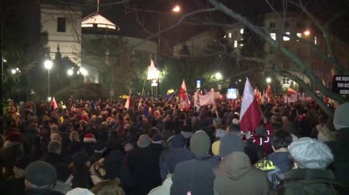 Poland: MPs join thousands outside parliament to decry restrictions on press freedom