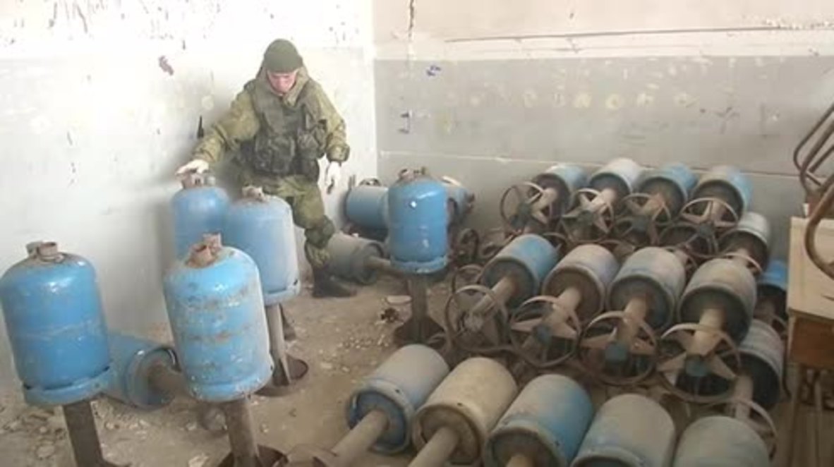 Syria: Russian sappers clear mines and IEDs from school in Aleppo