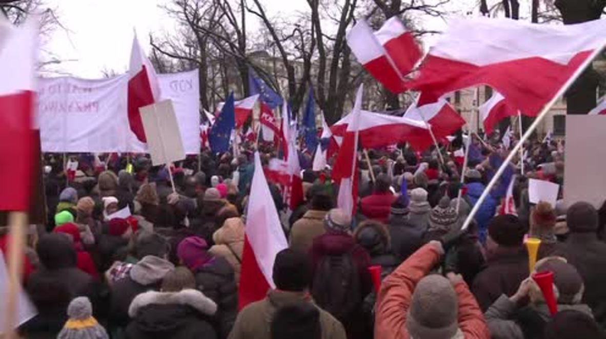 Poland: Protesters make noise on the streets of Warsaw against media law