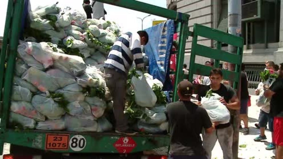 Argentina: Farmers give away 15 tonnes of vegetables to protest high prices ahead of Christmas