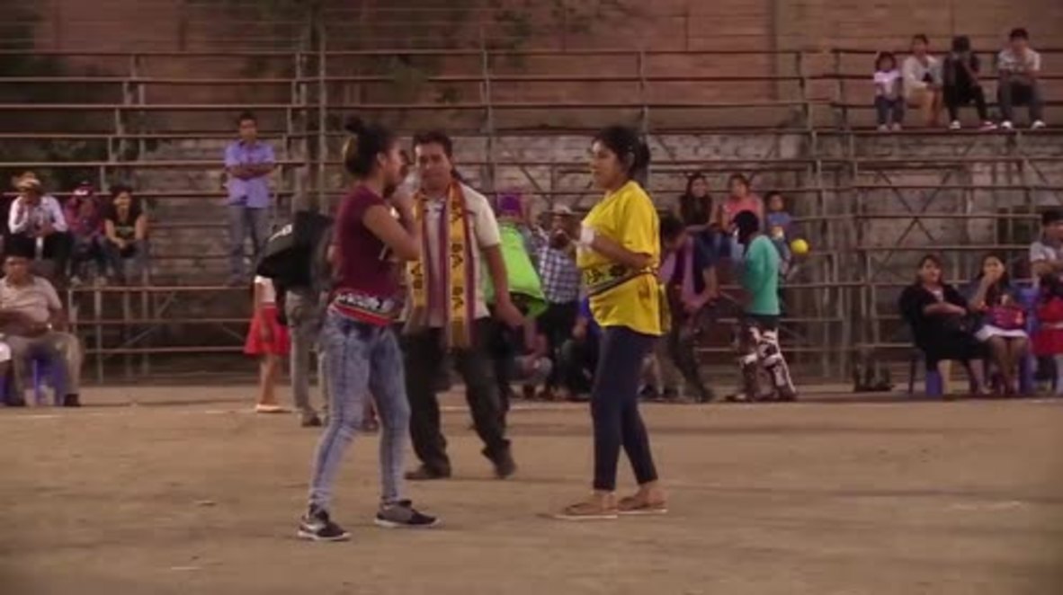 Peru: Peruvians brawl during traditional Christmas fighting festival