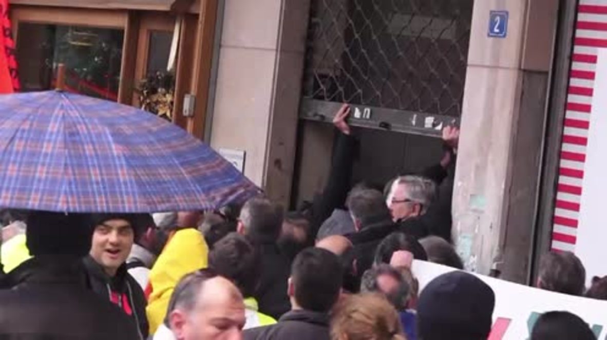 Greece: Overdue wages spark scuffles outside Interior Ministry