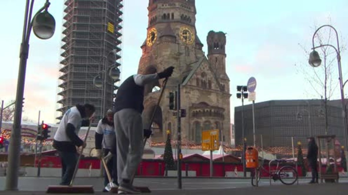 Germany: Muslim volunteers clean up on Berlin's Breitscheidplatz after NYE celebrations