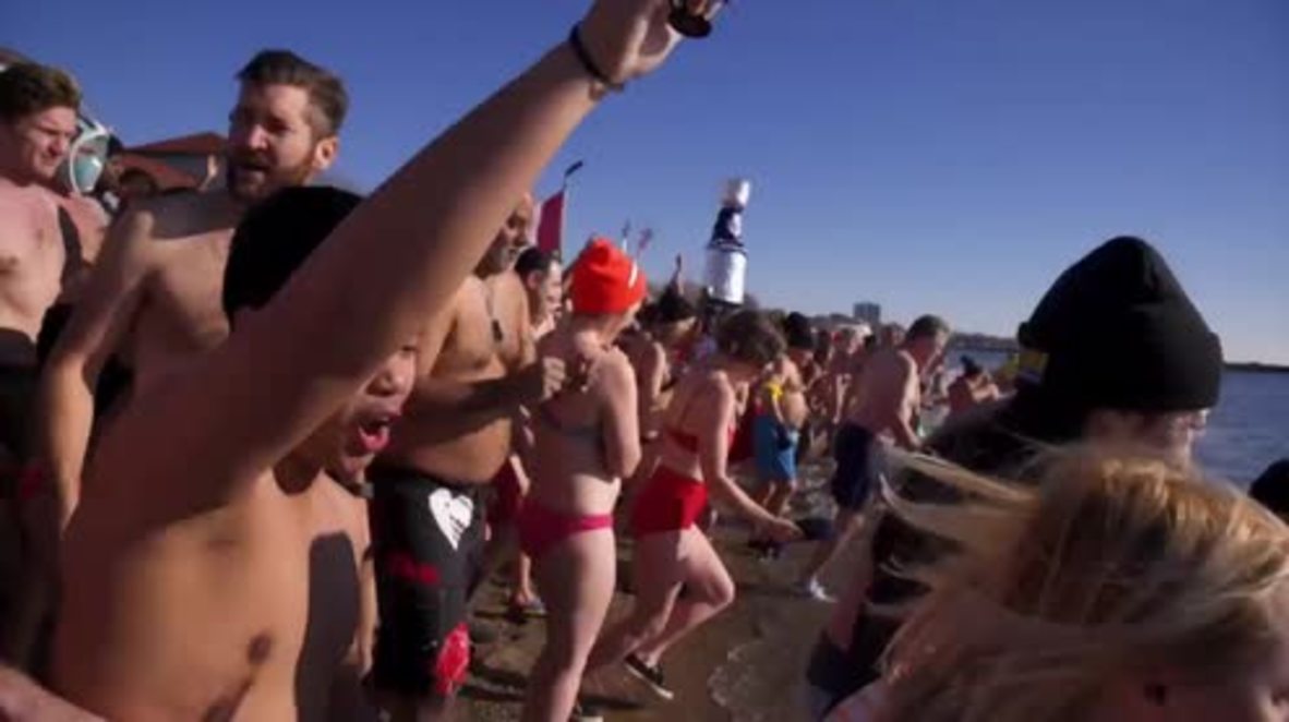 Canada: Polar Bear Swimmers welcome 2017 with icy plunge into Lake Ontario