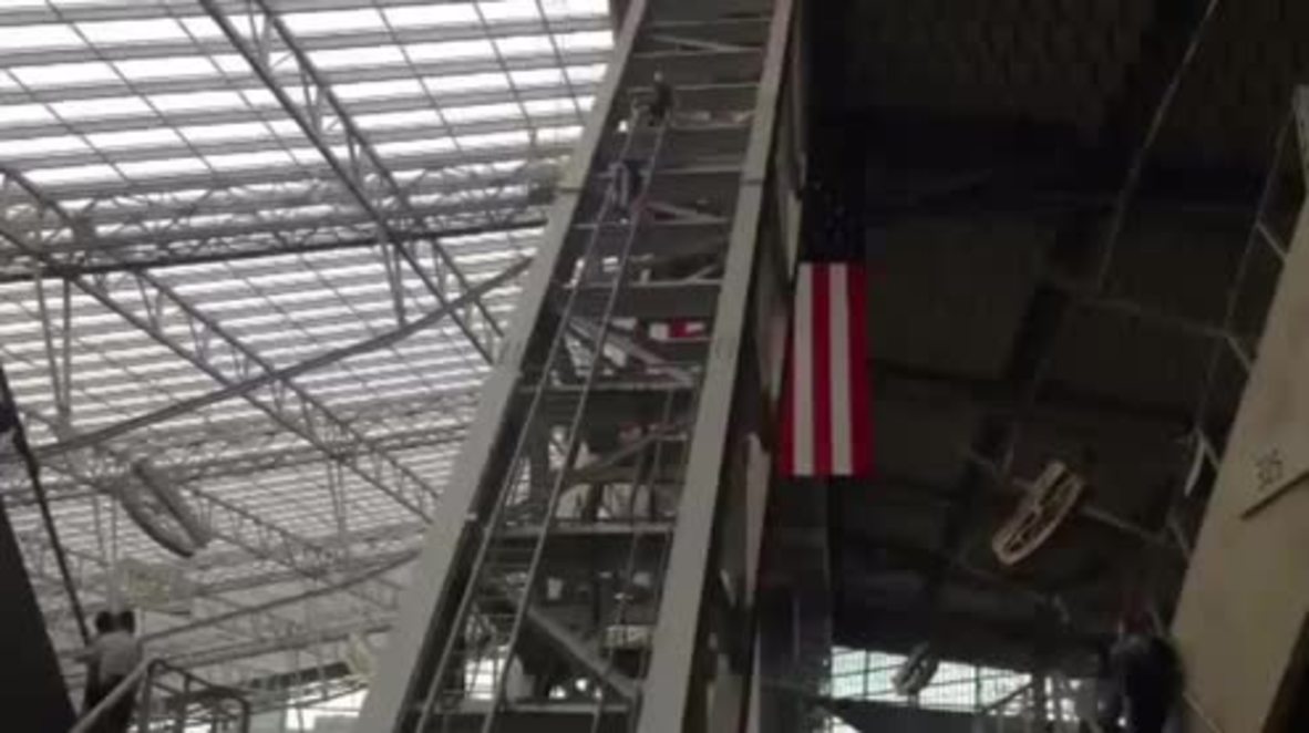 USA: 2 arrested after climbling stadium during NFL match in anti-DAPL protest