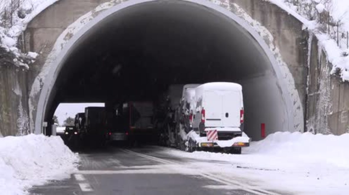 Italy: 50 trucks stranded in the Apennines as snowfall shrouds Italy